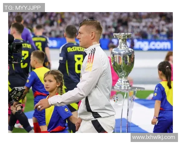 克罗斯在足球世界的传奇之路：从天才少年到中场大师的成长历程