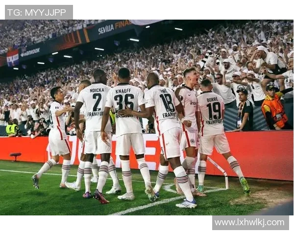 欧冠门票系统崩溃数万球迷排队抢票长达12小时无奈等待 欧冠门票系统崩溃数万球迷排队抢票长达12小时无奈等待