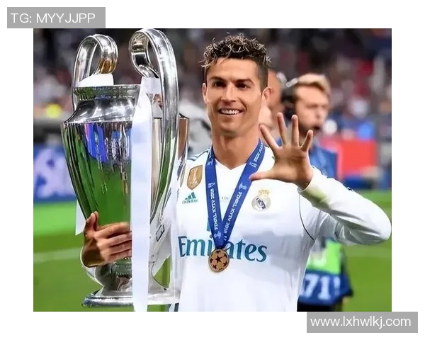 球迷疯狂冲入赛场抢夺C罗球衣引发热议的欧冠奇观