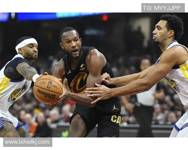 勇士与骑士在NBA夏季联赛中激战正酣新星表现引人瞩目